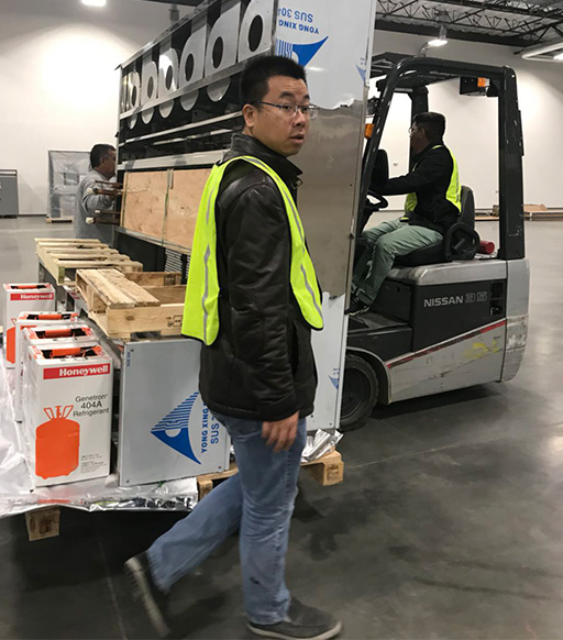 永兴集团工程师运材料到生产基地